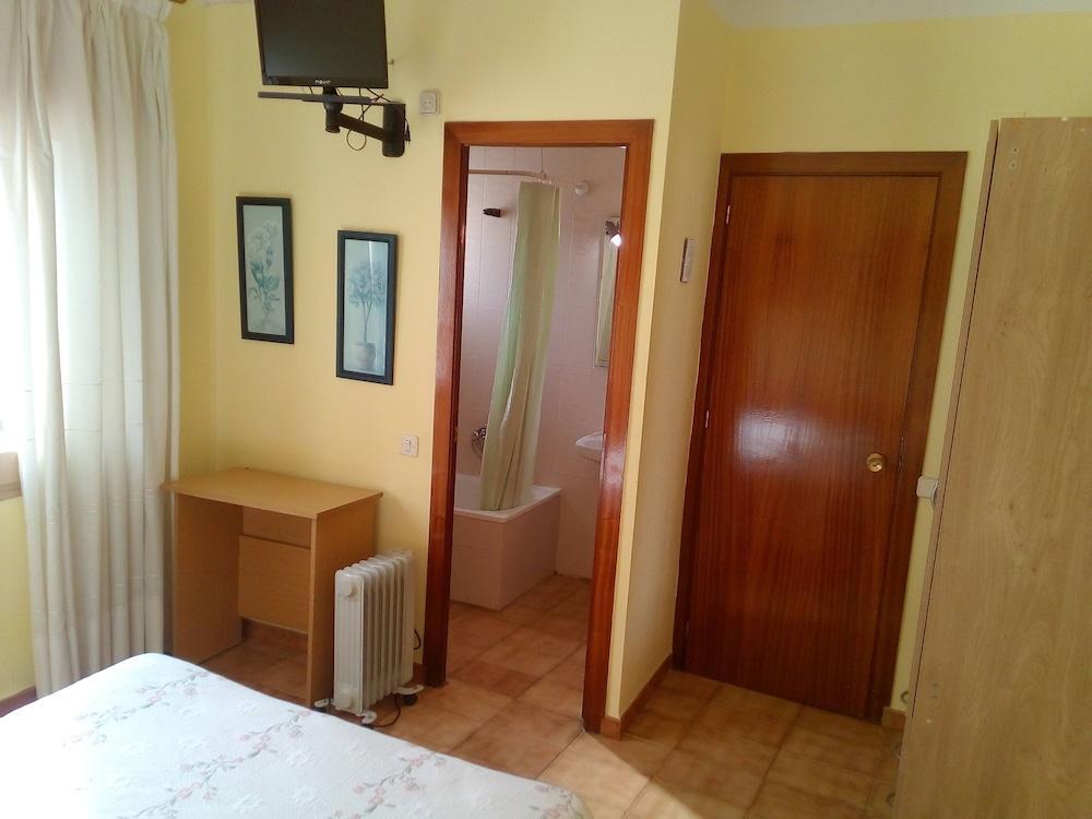 Hostal Lleida Калафел Екстериор снимка